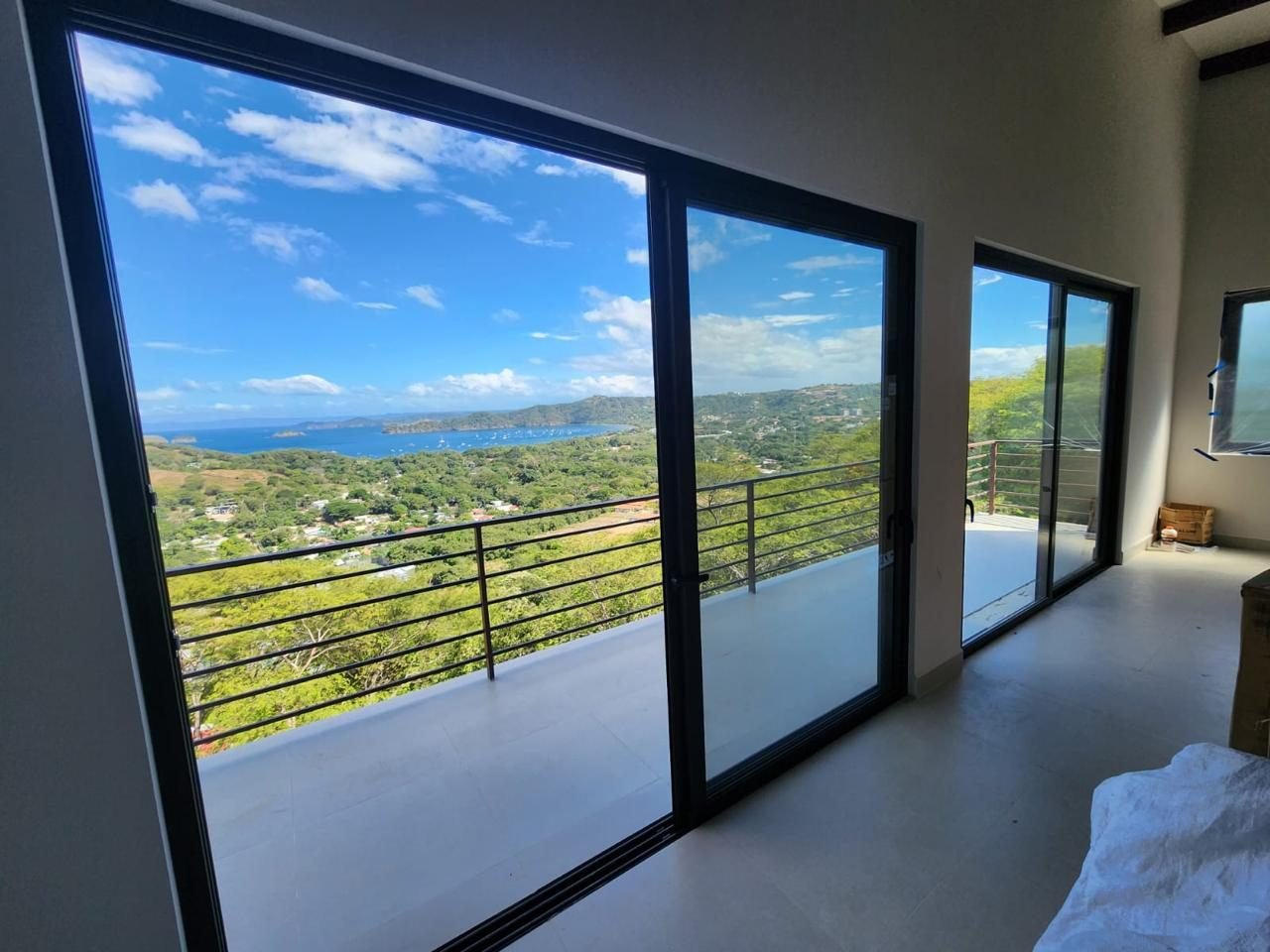 Puerta corrediza de perfil negro con vista a la bahía