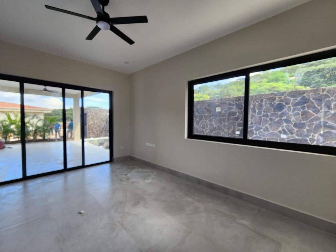 Habitación con puerta corrediza y ventana corrediza de perfil negro