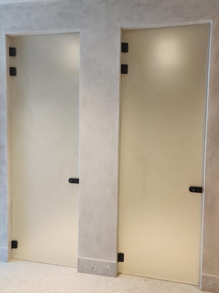 Dos puertas de vidrio esmerilado con herrajes negros