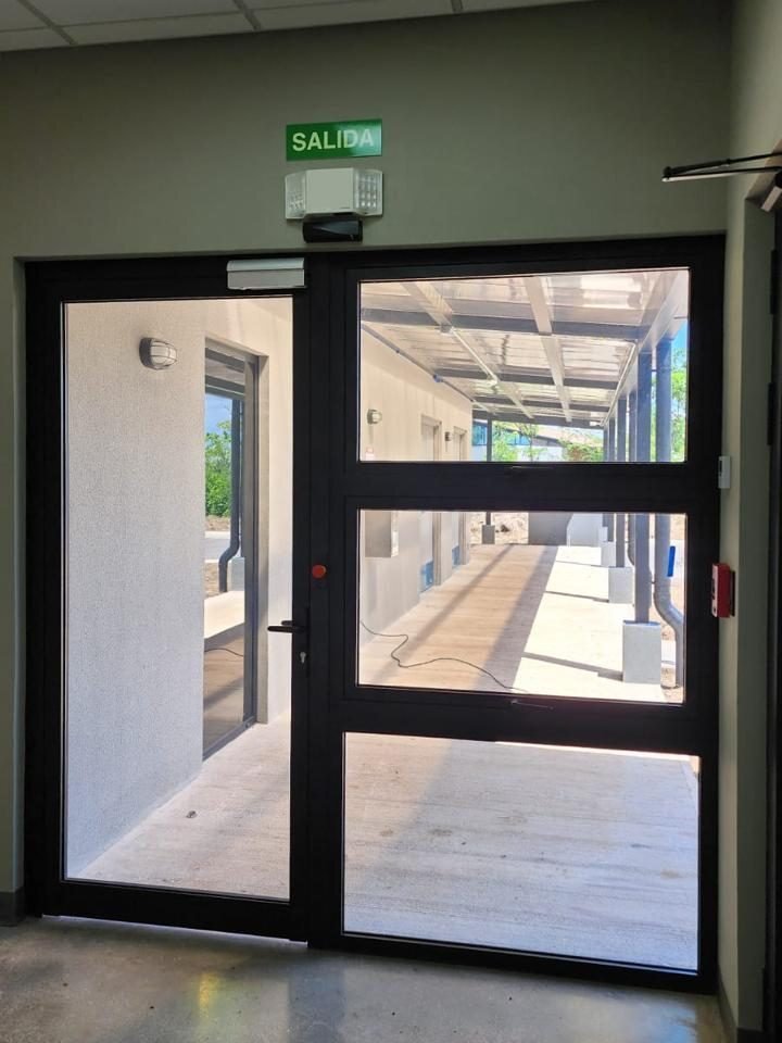Puerta de aluminio negro con vidrio claro en un edificio comercial