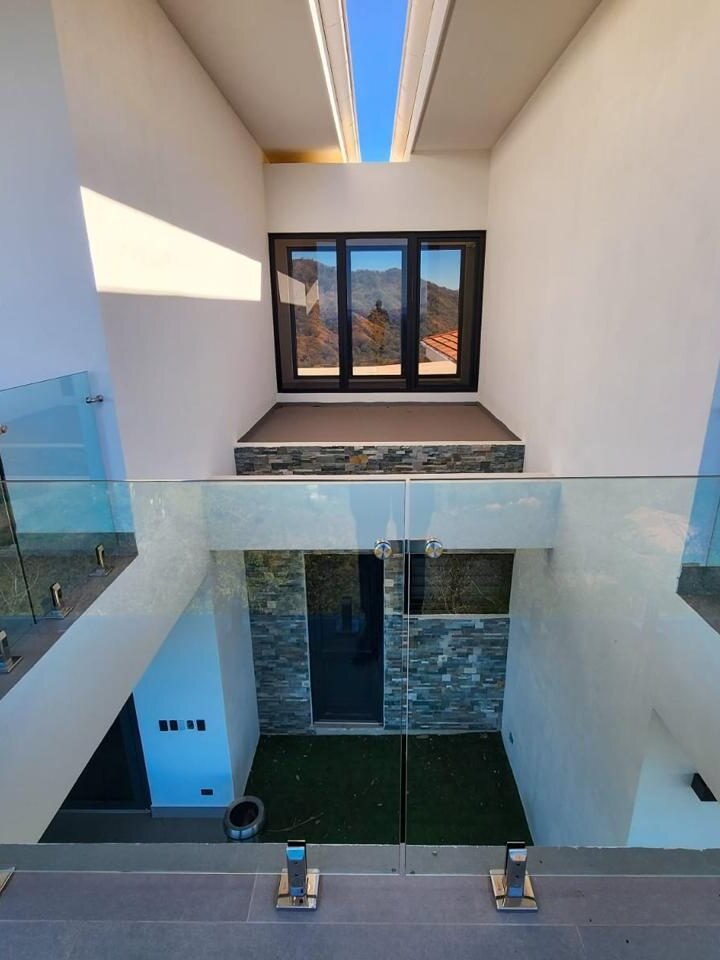 Barandas de vidrio templado alrededor de un patio interior